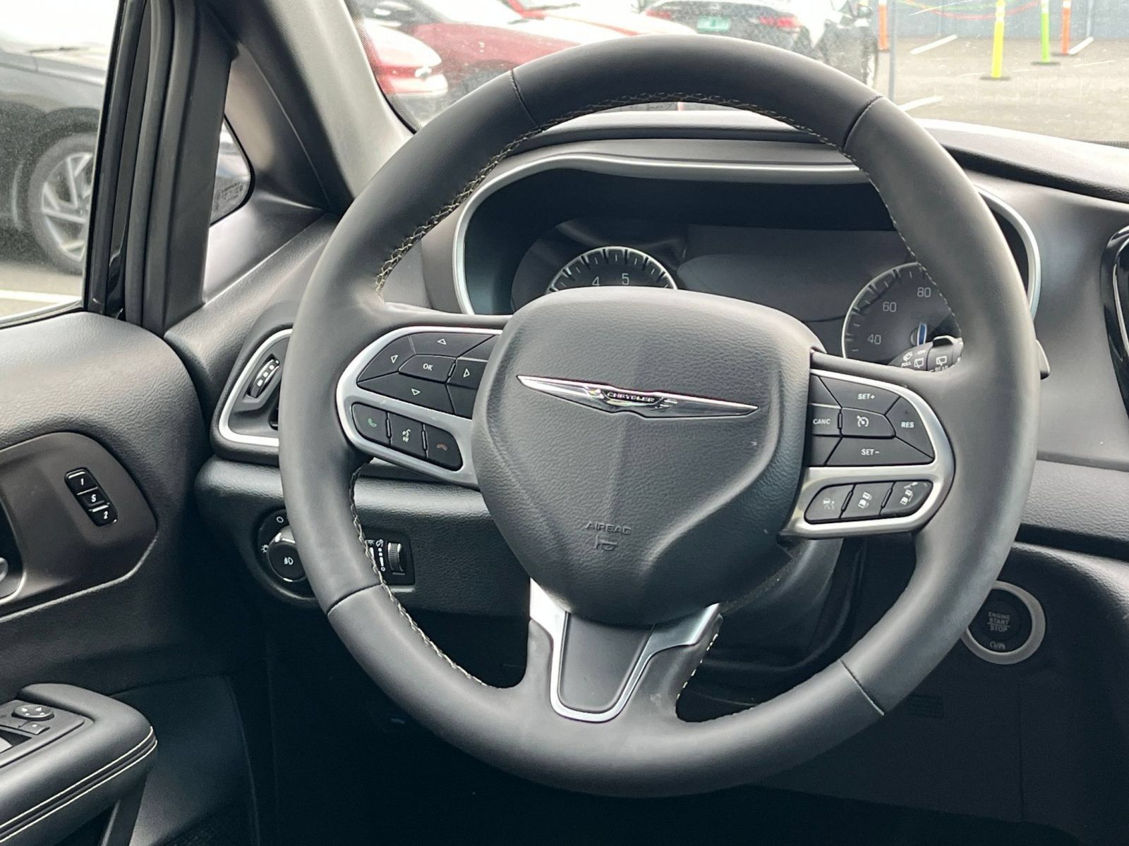 Used 2025 Chrysler Pacifica Select FWD image 29