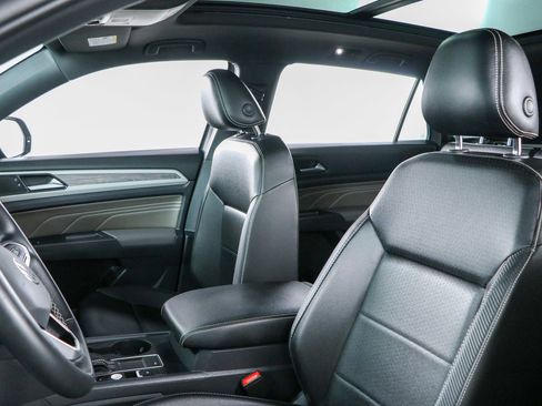 Used 2021 Volkswagen Atlas Cross Sport SE w/ Panoramic Sunroof Package FWD image 25