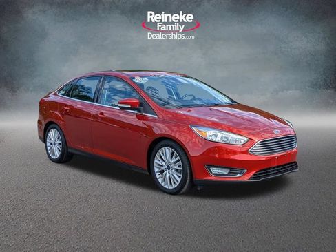 Used 2018 Ford Focus Titanium w/ Titanium Technology Package FWD image 3