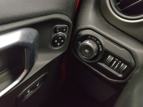 Used 2018 Jeep Wrangler Unlimited Sport S image 27