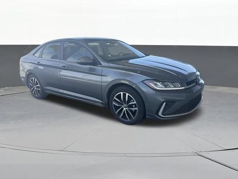 Used 2025 Volkswagen Jetta SE FWD image 2