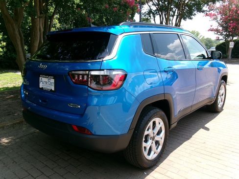 Used 2025 Jeep Compass Latitude AWD/4WD image 7