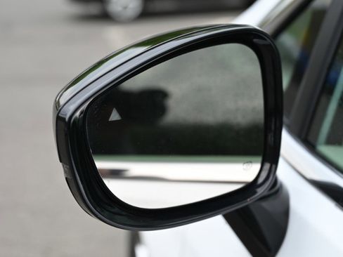 Used 2024 Chrysler Pacifica Touring-L FWD image 9