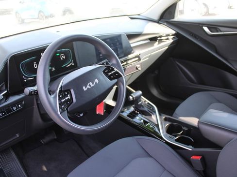 Used 2025 Kia Niro LX image 21