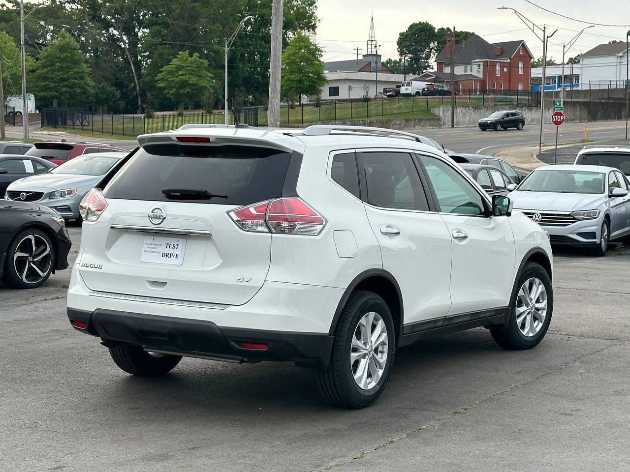 Used 2015 Nissan Rogue SV w/ SV Premium Package FWD image 2