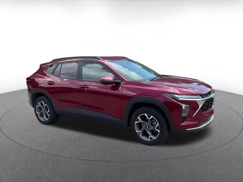 Used 2025 Chevrolet Trax LT FWD image 2
