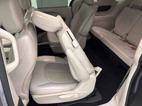 Used 2021 Chrysler Pacifica Touring-L image 48