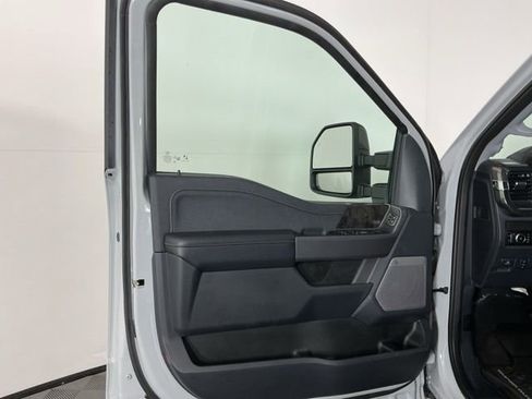 Used 2025 Ford F350 Lariat w/ Black Appearance Package image 15