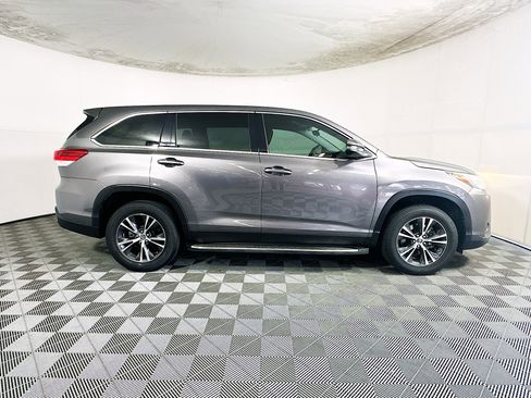 Used 2019 Toyota Highlander LE FWD image 2