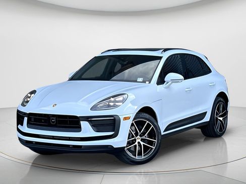 Certified 2025 Porsche Macan image 1
