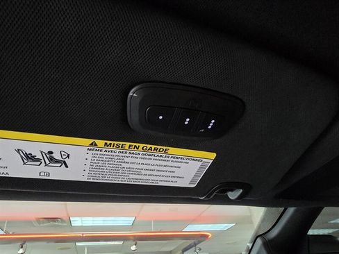 Used 2025 Chrysler Pacifica Select FWD image 32