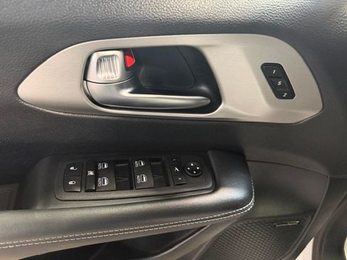 Used 2023 Chrysler Pacifica Limited w/ Uconnect Theater Family Group FWD image 34