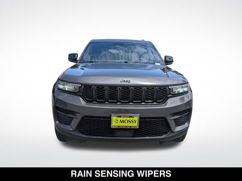 Used 2024 Jeep Grand Cherokee Altitude RWD image 10