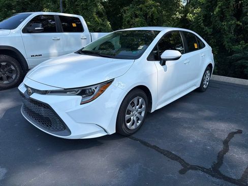 Used 2020 Toyota Corolla LE FWD image 2