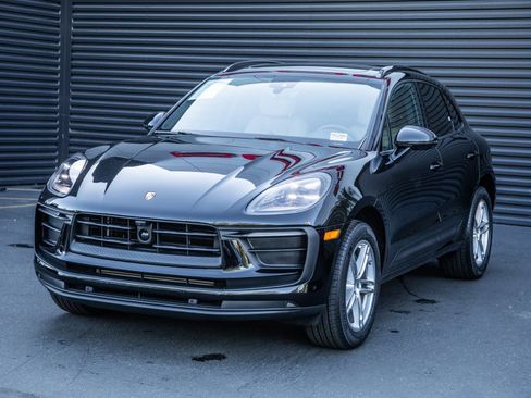 Certified 2025 Porsche Macan image 1