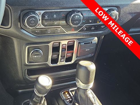 Used 2024 Jeep Gladiator Sport image 18