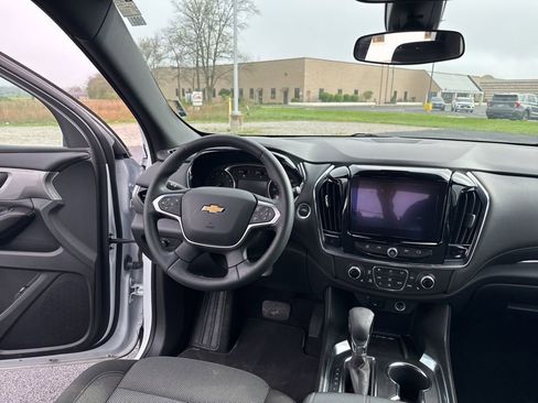 Used 2023 Chevrolet Traverse LT image 9