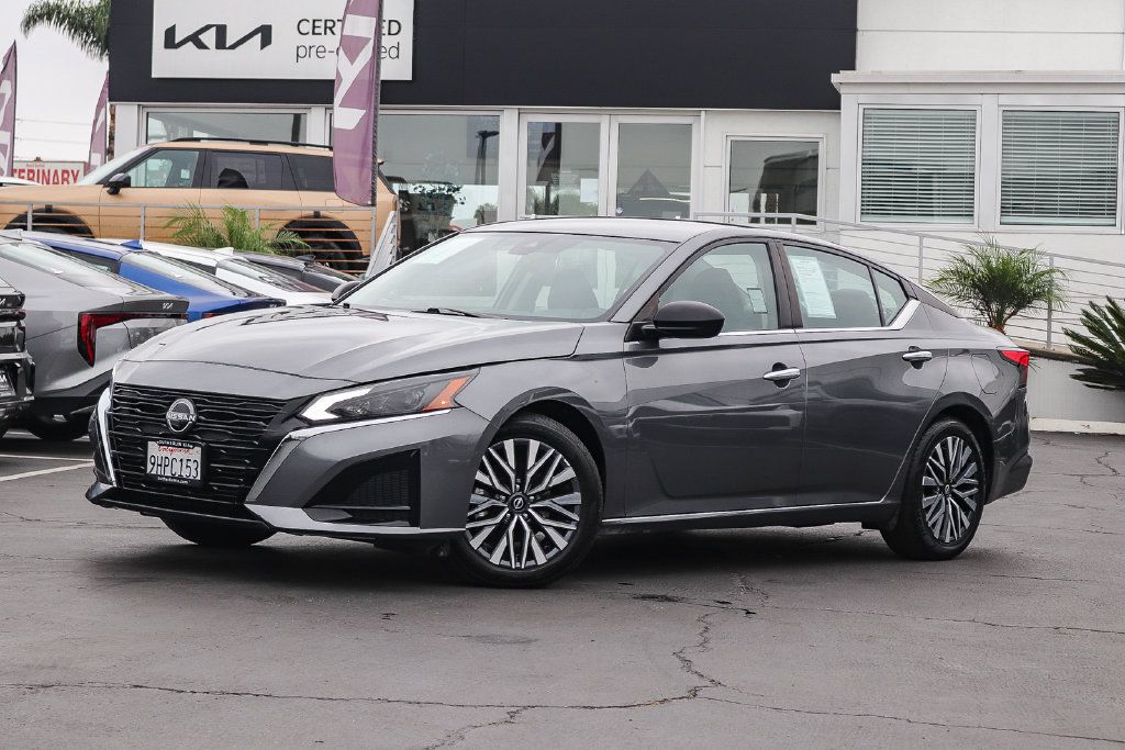 Used 2024 Nissan Altima 2.5 SV FWD image 1