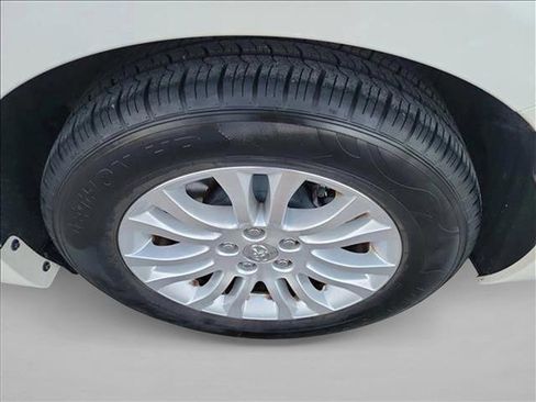 Used 2016 Toyota Sienna XLE image 12