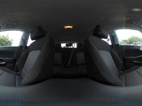 Used 2025 Kia Soul LX w/ LX Technology Package FWD image 38