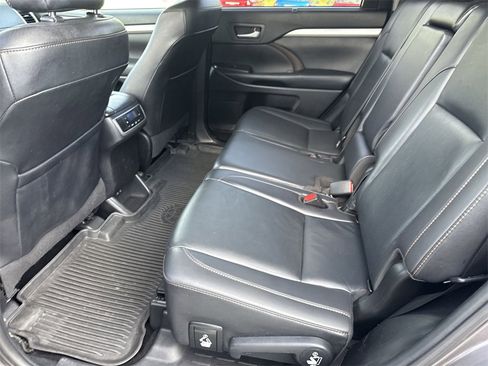 Used 2019 Toyota Highlander XLE image 28