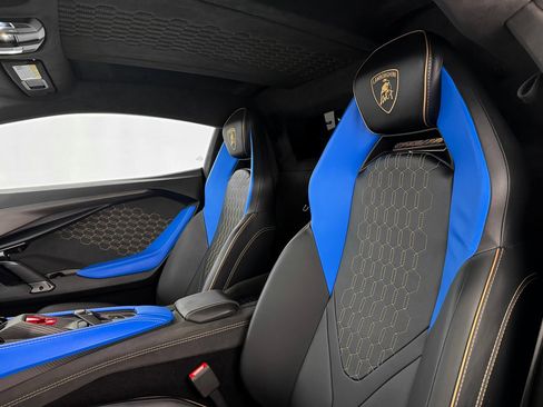 Used 2025 Lamborghini Revuelto image 16