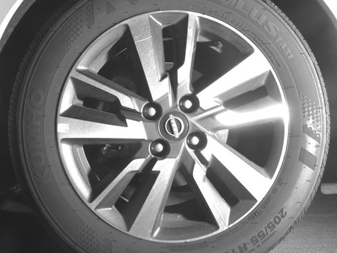 Used 2025 Nissan Versa SV image 12