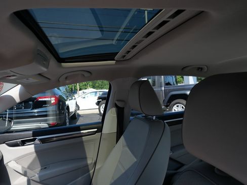 Used 2018 Volkswagen Passat 2.0T SE w/ SE Lighting Package FWD image 11