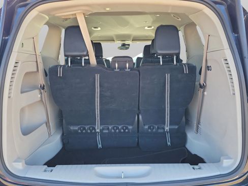 Used 2024 Chrysler Pacifica Touring-L image 8