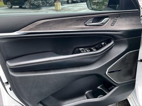 Used 2022 Jeep Grand Cherokee Overland w/ Adv Protech Group III image 9