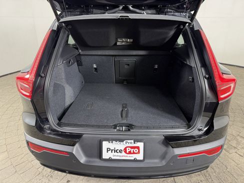 Used 2024 Volvo XC40 B5 Plus image 7