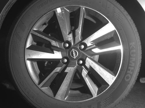 Used 2025 Nissan Versa SV image 12