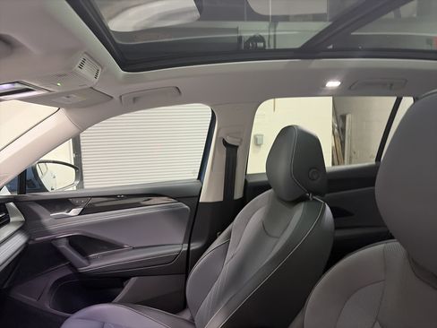 Certified 2025 Volkswagen Tiguan SE AWD/4WD image 14