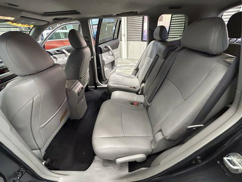 Used 2011 Toyota Highlander SE image 47