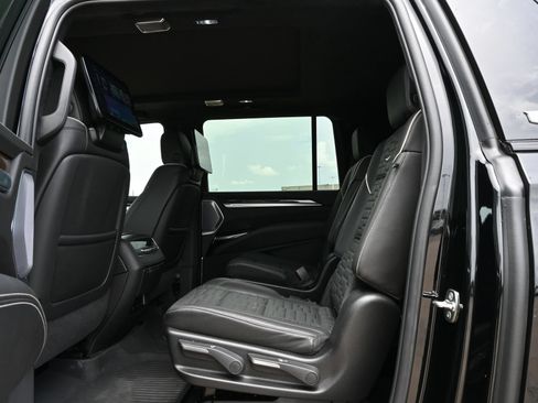 Certified 2026 Cadillac Escalade ESV Platinum Sport w/ LPO, ONYX Package AWD/4WD image 19