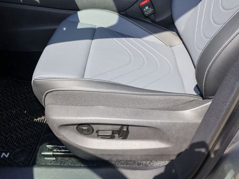 Used 2025 Volkswagen Tiguan SE image 14