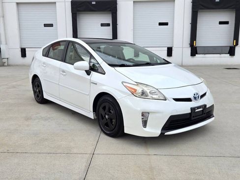 Used 2014 Toyota Prius Four w/ Solar Roof Package FWD image 3