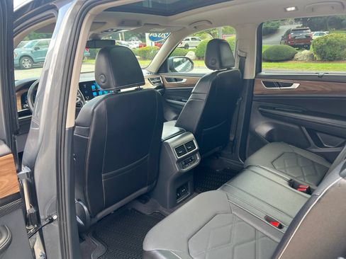 Used 2024 Volkswagen Atlas SE w/ Panoramic Sunroof Package AWD/4WD image 17