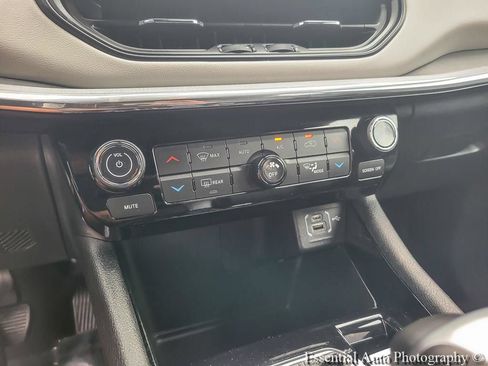 Certified 2024 Jeep Compass Limited AWD/4WD image 16