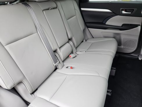 Used 2018 Toyota Highlander XLE image 18