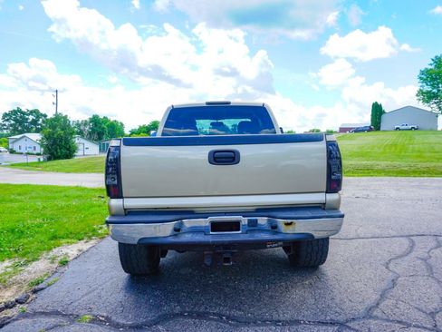 Used 2004 Chevrolet Silverado 2500 LS w/ Heavy-Duty Power Package AWD/4WD image 4