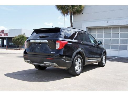 Used 2024 Ford Explorer XLT w/ Equipment Group 202A AWD/4WD image 4