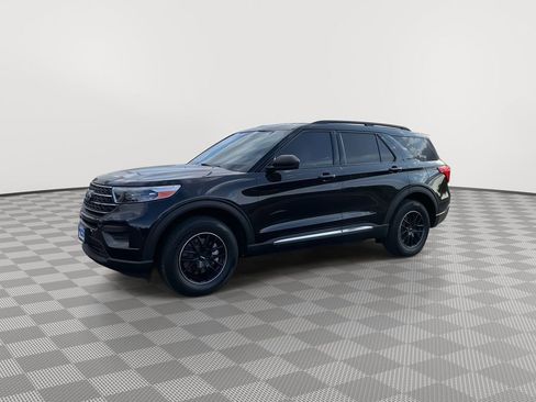 Used 2020 Ford Explorer XLT image 3
