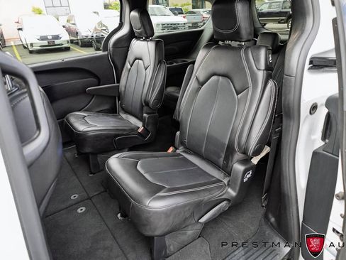 Used 2025 Chrysler Pacifica Select FWD image 36