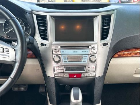 Used 2011 Subaru Outback 2.5i Limited AWD/4WD image 17