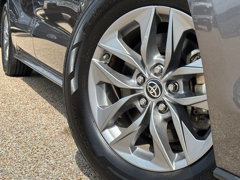Used 2024 Toyota Sienna LE w/ LE Plus Package FWD image 2