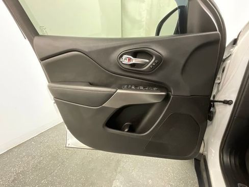 Used 2019 Jeep Cherokee Limited AWD/4WD image 9