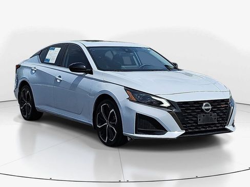 Used 2023 Nissan Altima 2.5 SR w/ SR Premium Package AWD/4WD image 3
