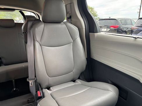 Used 2024 Toyota Sienna XLE FWD image 39