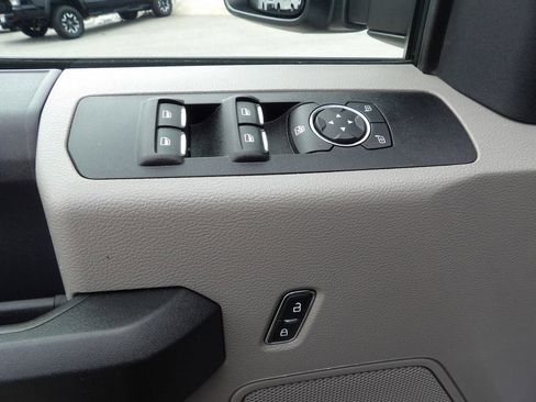 Used 2022 Ford F550 4x4 Crew Cab Super Duty w/ Power Equipment Group image 15